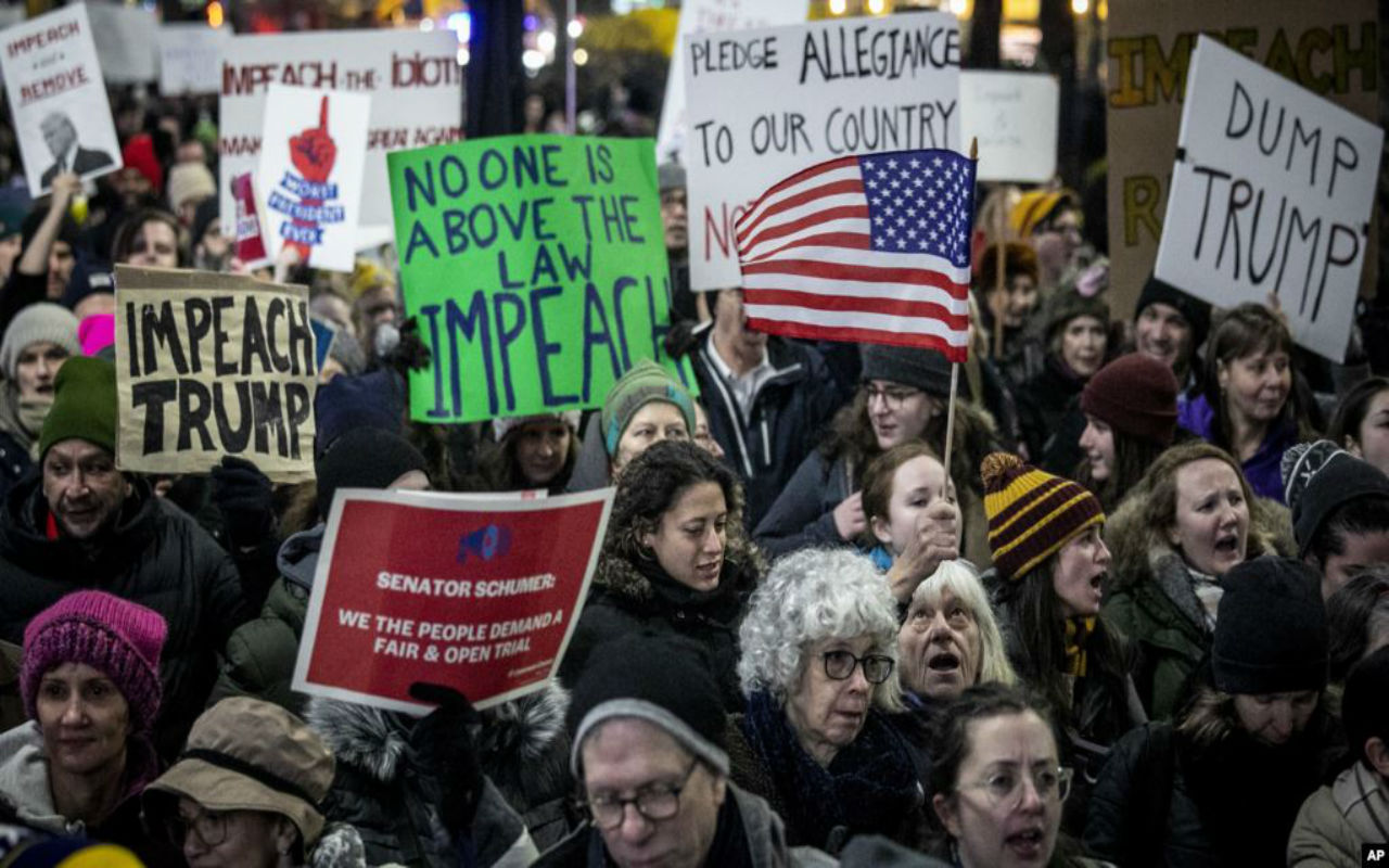 Cientos de manifestantes desfilaron en la ciudad de Nueva York en apoyo del juicio político al presidente Donald Trump, el martes 17 de diciembre de 2019.