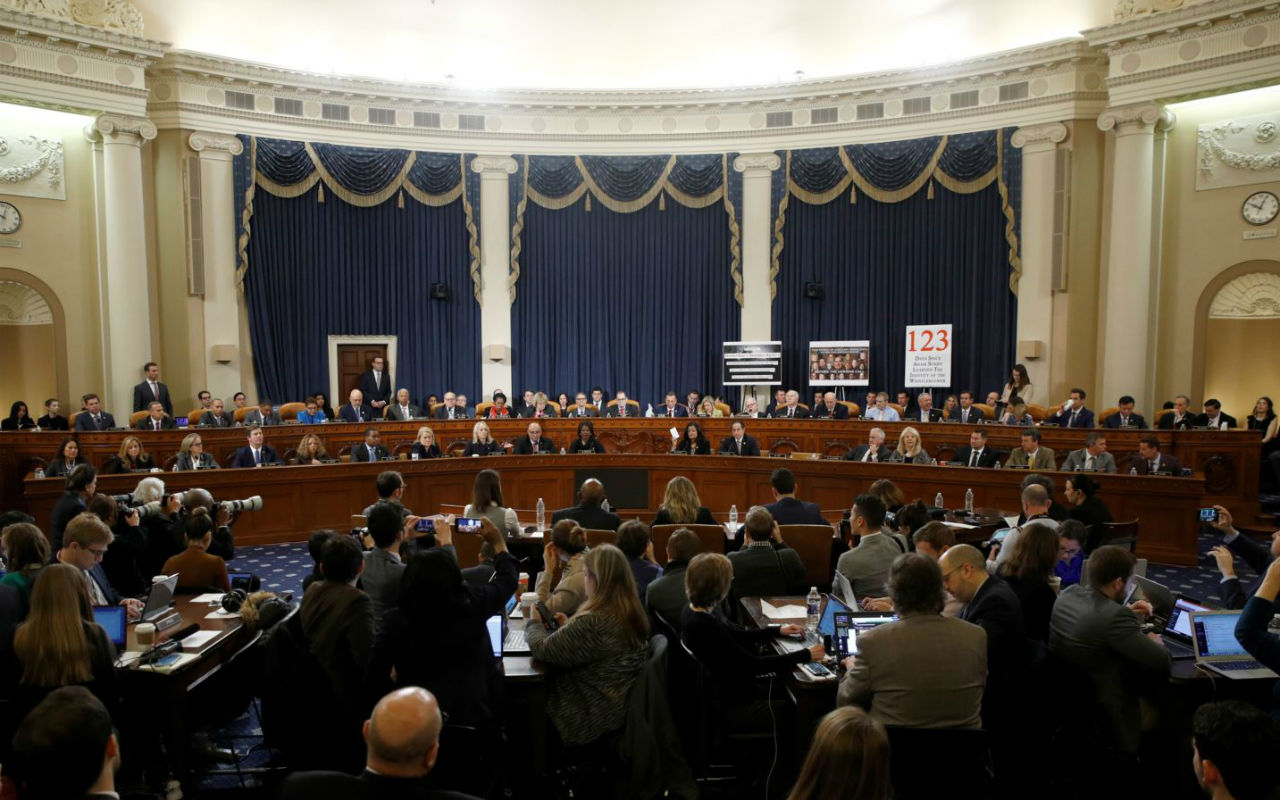 La Comisión de Asuntos Jurídicos de la Cámara de Representantes votó el viernes 13 de diciembre de 2019 para aprobar los cargos de juicio político al presidente, Donald Trump | Foto: Voz de América / Reuters