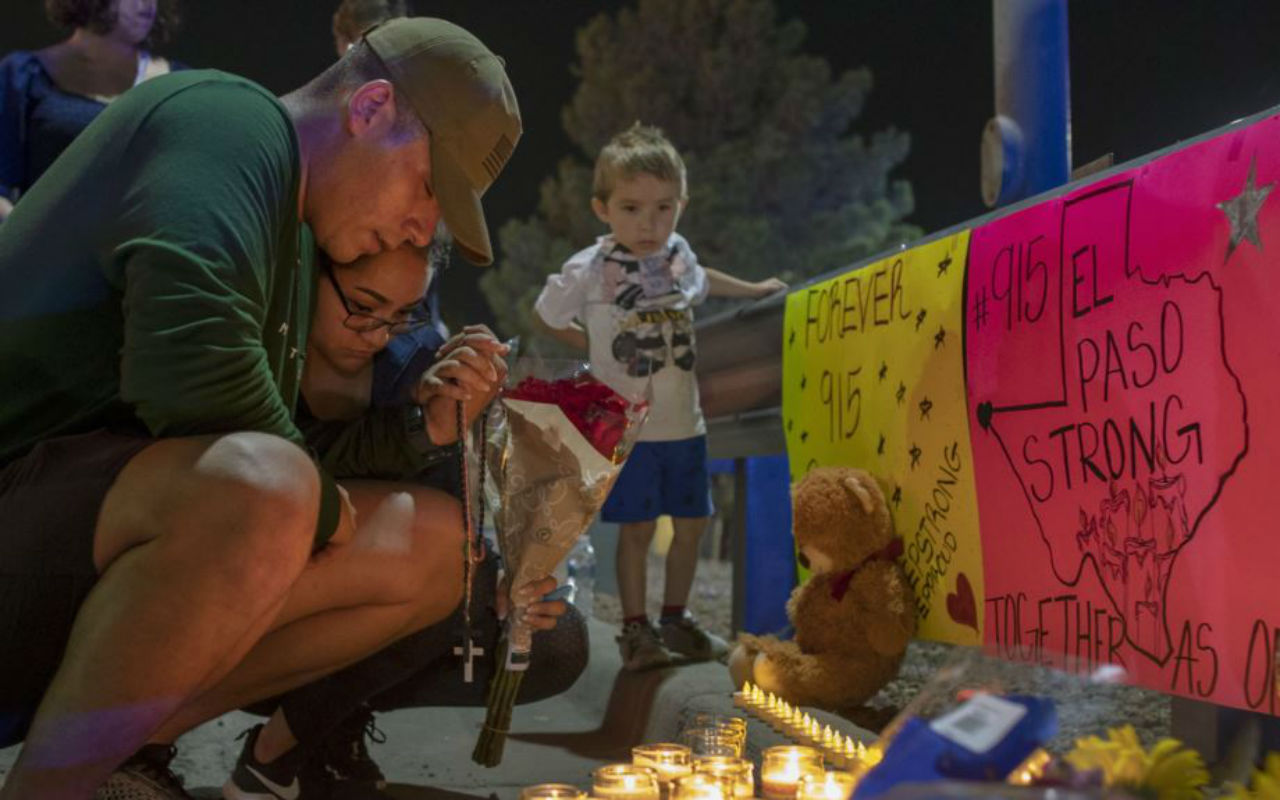 Familiares de las víctimas del ataque ocurrido el domingo 4 de agosto de 2019 en El Paso, Texas; el tiroteo fue considerado un crimen de odio | Foto: Voz de América / AP