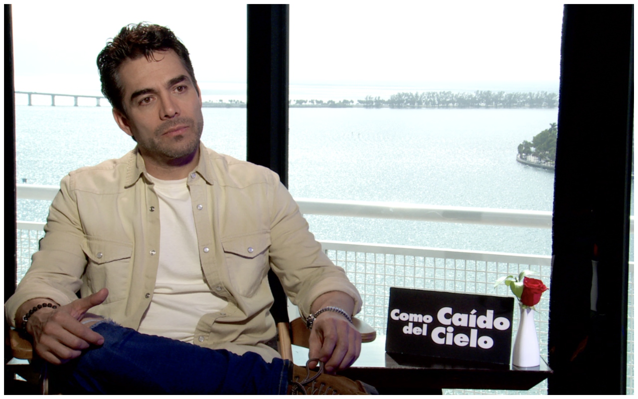 El actor Omar Chaparro que interpreta a Pedro Infante, durante la entrevista con la Voz de América en Miami (Foto: Antoni Belchi/VOA)