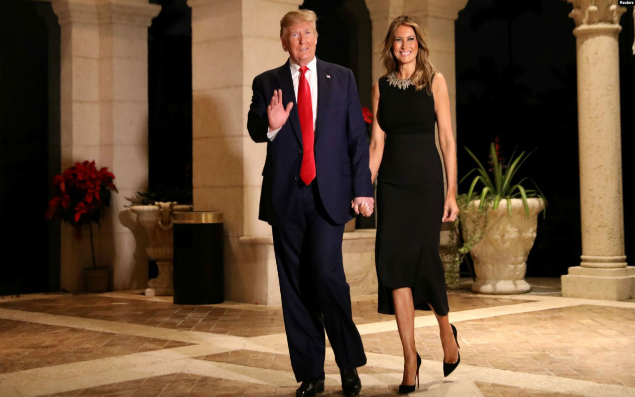 El presidente de EE.UU, Donald Trump y la primera dama Melania, llegan a su fiesta de Nochebuena en la propiedad de Mar-a-Lago en Palm Beach, Florida, la noche del 24 de diciembre de 2019.