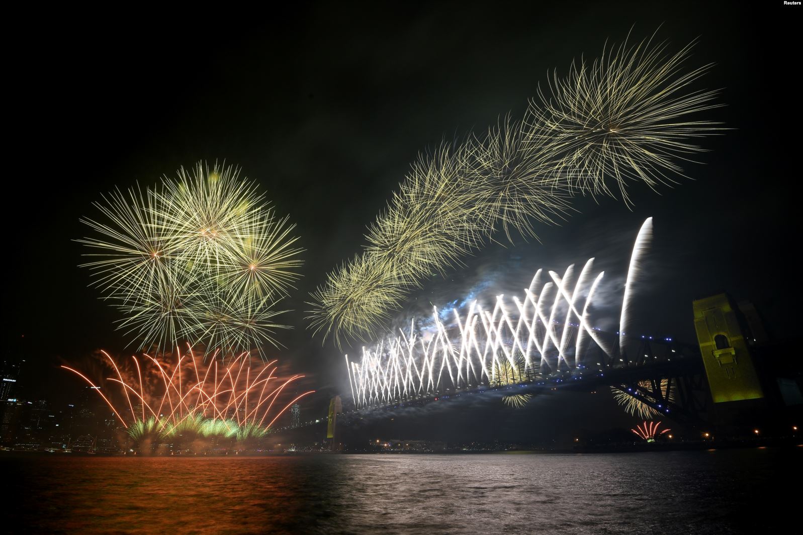 Fuegos artificiales explotan sobre el puente del Puerto de Syndey durante las celebraciones de año nuevo en la ciudad australiana. | Foto: Reuters / Voz de América