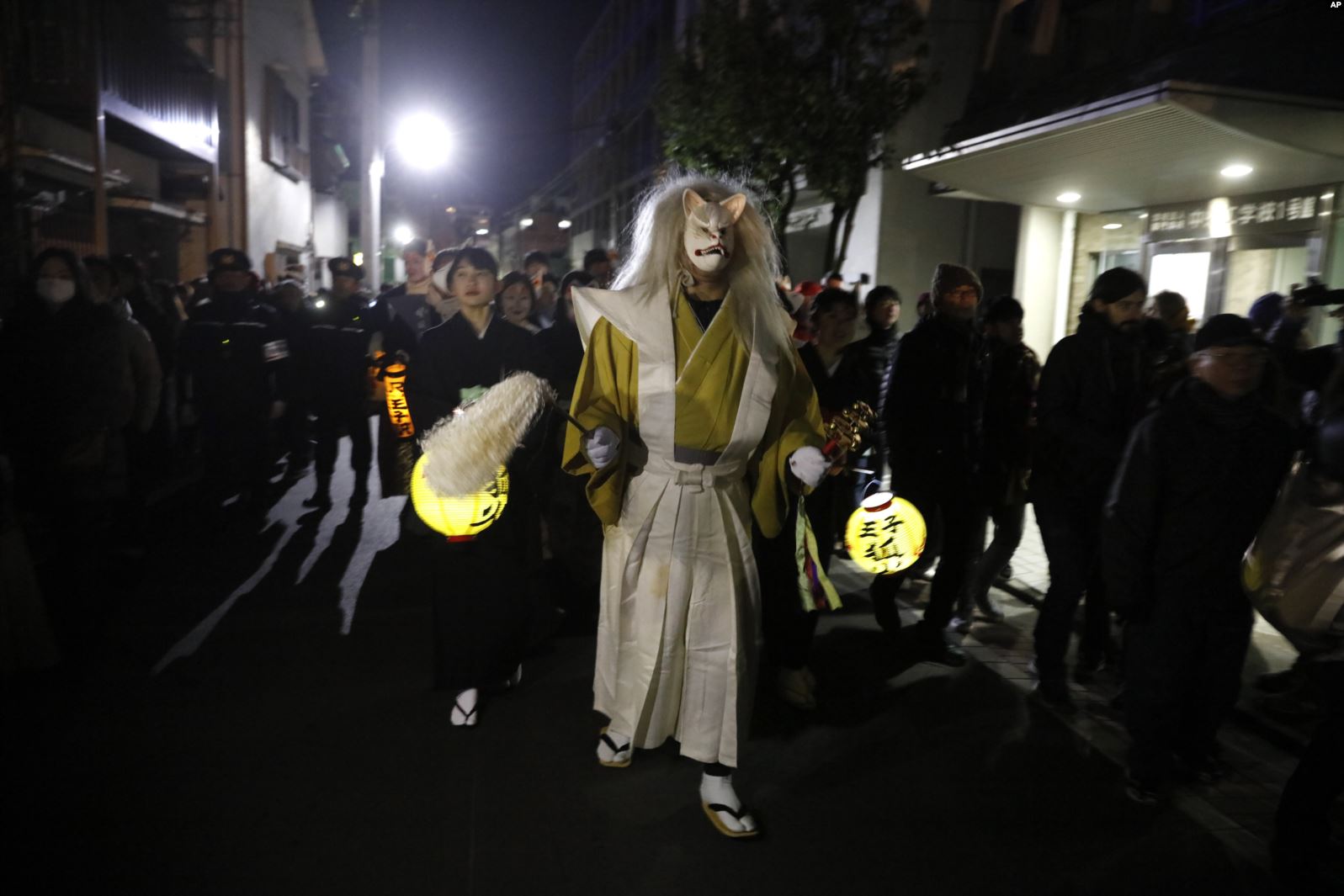 Un hombre usa una máscara en un desfile celebrado para dar la bienvenida al año nuevo en Tokyo, Japón, el 31 de diciembre de 2019. | Foto: AP / Voz de América