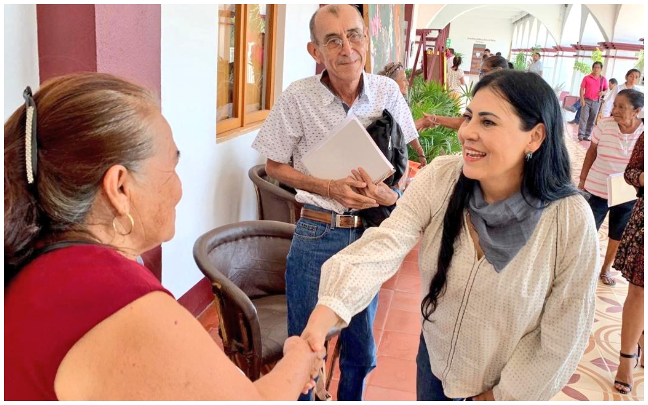 La directora general del IOAM, Aída Ruiz García, recalcó que esta dependencia proporciona gratuitamente la asesoría para quienes quieran acceder a Guelaguetza Familiar.