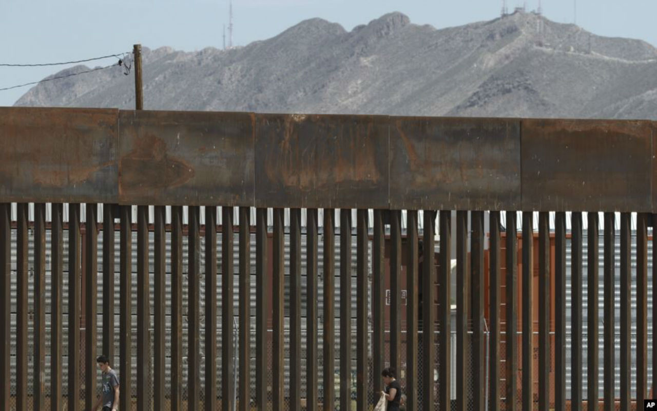 Juez David Briones bloqueó el plan de la administración Trump de pagar la construcción del muro fronterizo con el dinero reasignado del Departamento de Defensa.