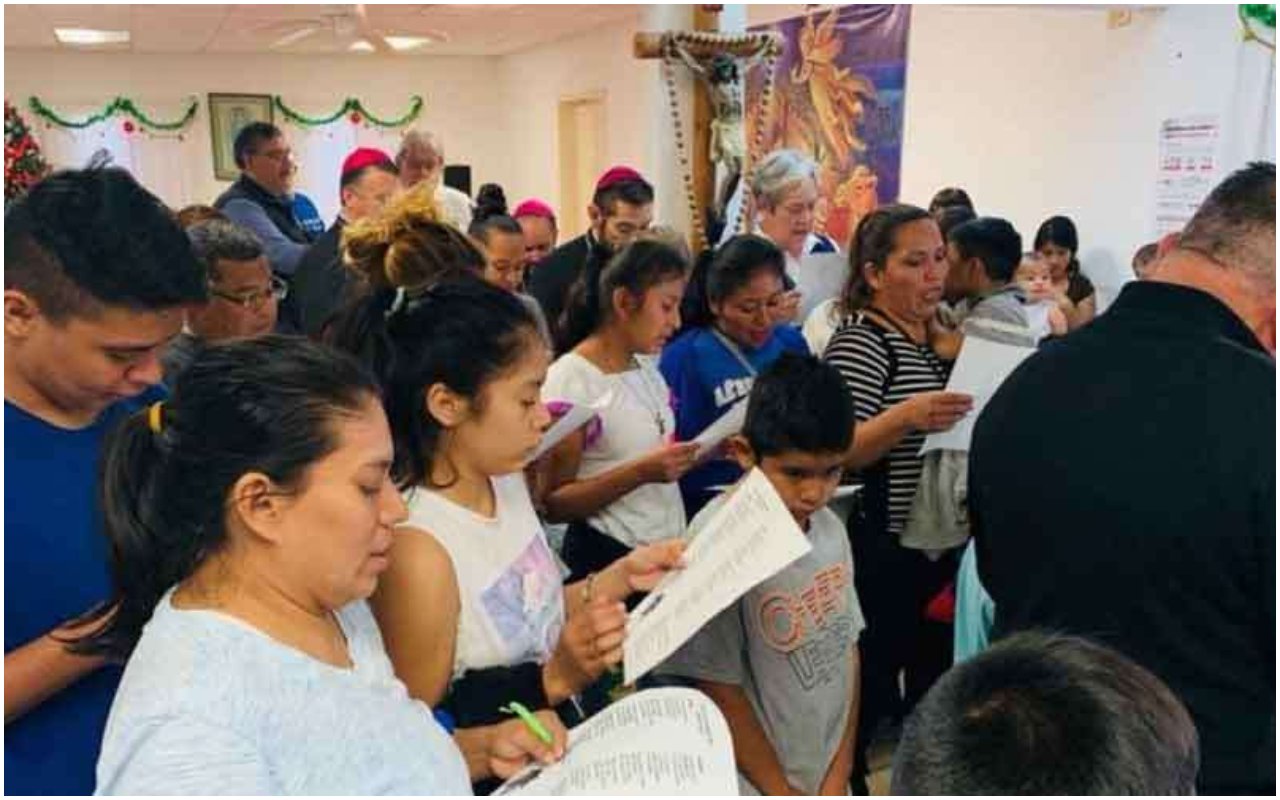 Migrantes participan en posada navideña. Crédito: Diócesis de Matamoros.