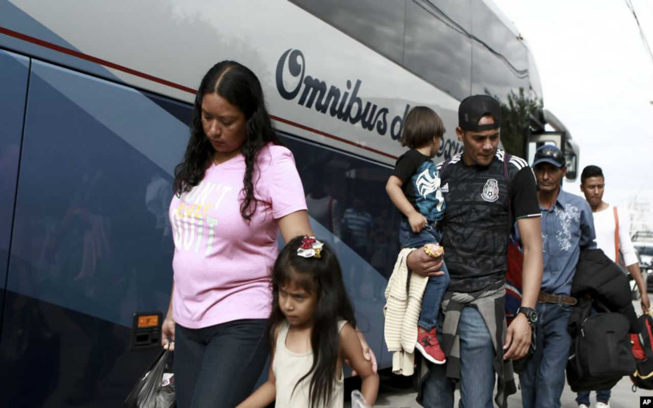 Migrantes centroamericanos se preparan para abordar un autobús en el que voluntariamente regresan a sus países. Ciudad Juárez, México, martes, 2 de julio de 2019. Foto: AP/VOA