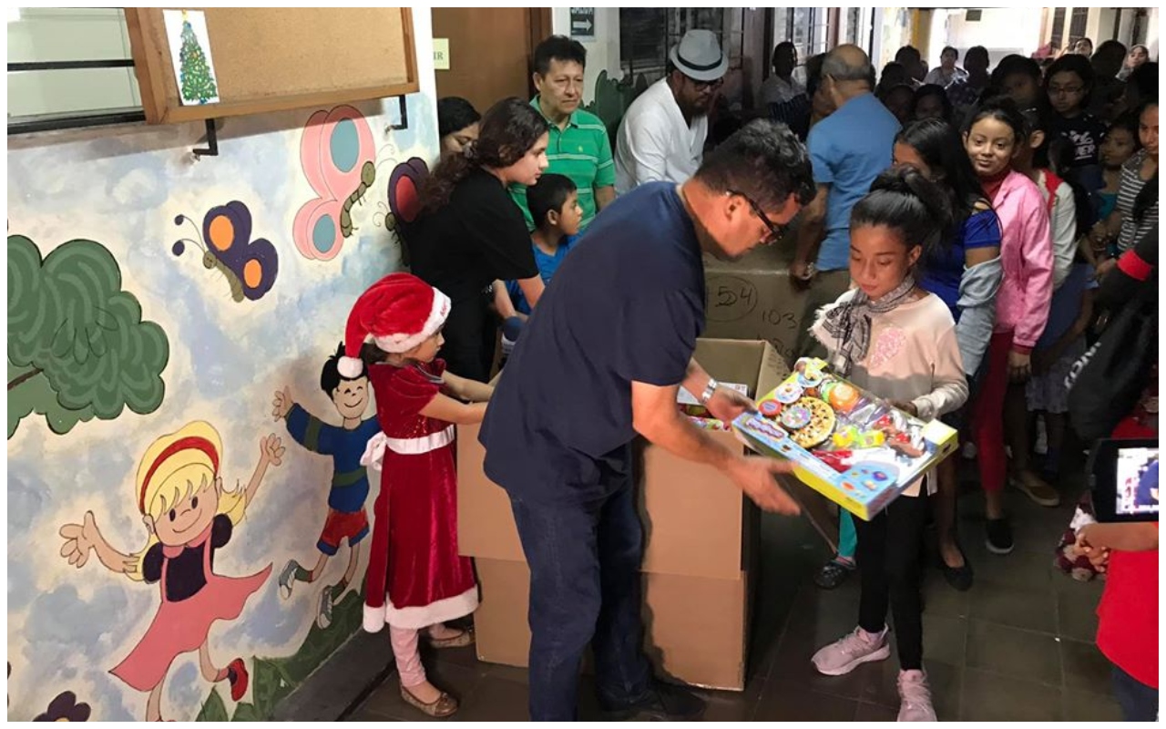 Migrantes de EU envían juguetes a niños migrantes para Navidad