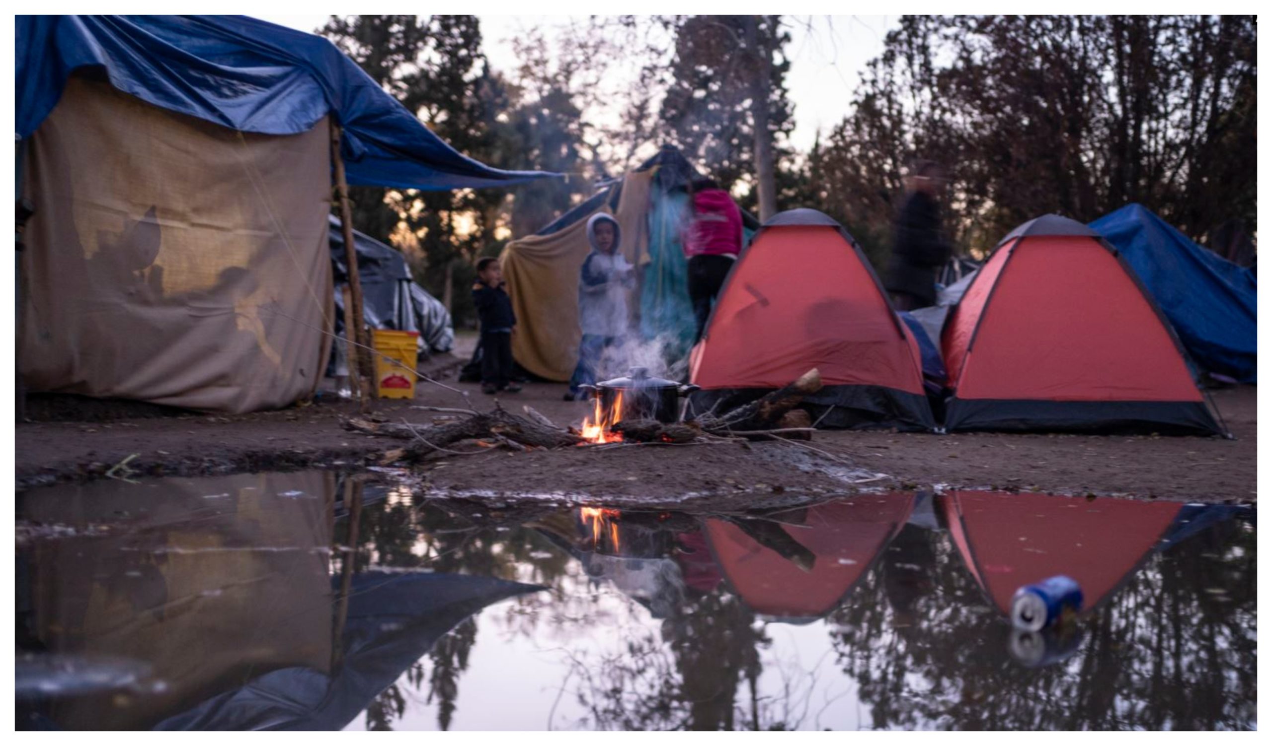 Migrantes mexicanos acampan desalentados en la frontera de EE.UU.