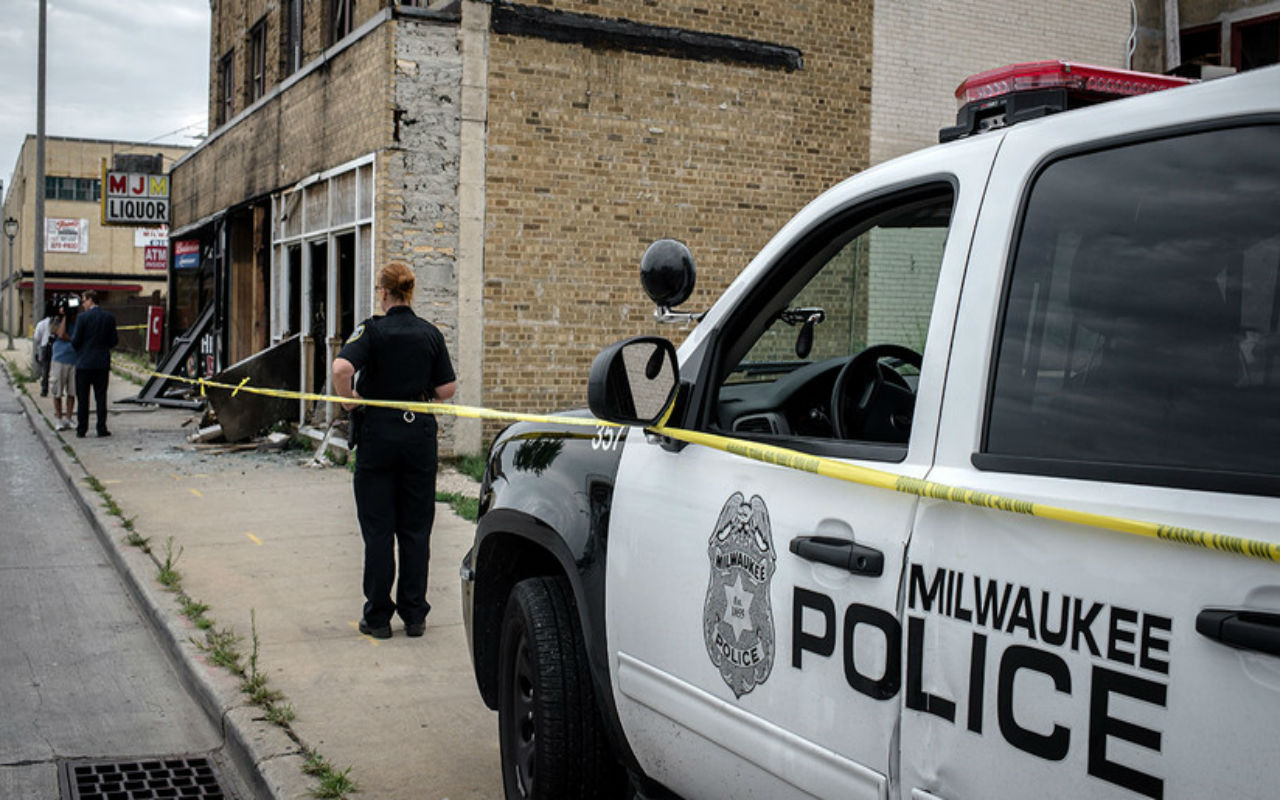 Milwaukee podría prohibir colaboración de policía local con ICE
