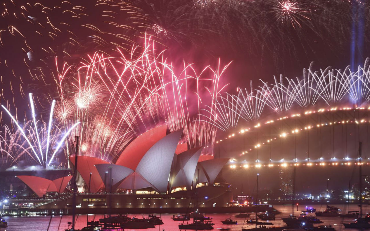 Un espectáculo pirotécnico sobre el emblemático Harbour Bridge y Opera House de Sydney dieron la bienvenida al 2020 | Foto: AFP/ Voz de América
