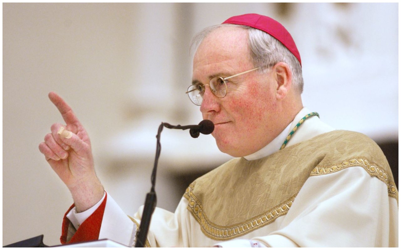 Archivo - El obispo Richard J. Malone, visto en esta foto del 31 de marzo de 2004, renunciará dos años antes de la fecha normal de jubilación.