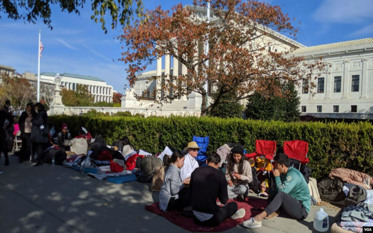 Varios beneficiados de DACA acampan en las afueras de la Corte Suprema de Justicia, en Washington DC, para poder entrar mañana a la audiencia y escuchar las posturas de los demandantes y fiscales que participan en el caso sobre suspensión del programa.