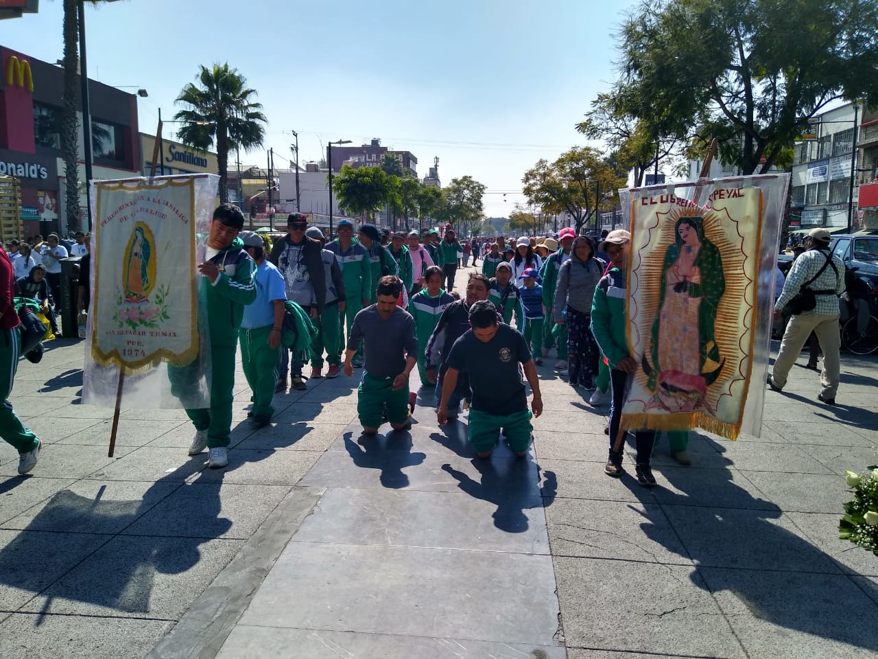 Peregrinos llegando de rodillas a la Basílica de Guadalupe 