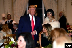 El presidente Donald Trump y su esposa Melania asisten a una cena de Nochebuena con su familia en Mar-A-Lago en Palm Beach, Florida, el 24 de diciembre de 2019.