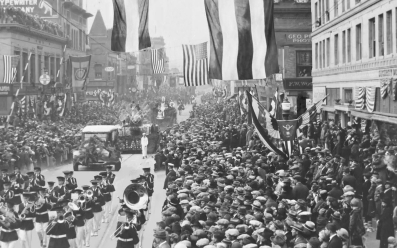 El desfile tiene una larga historia. Fue creado en 1890 por Charles Frederick Holder, presidente del Club de Caza Valle de Pasadena para celebrar la bondad del clima de California. [Screengrab Cortesía Tournament of Roses]