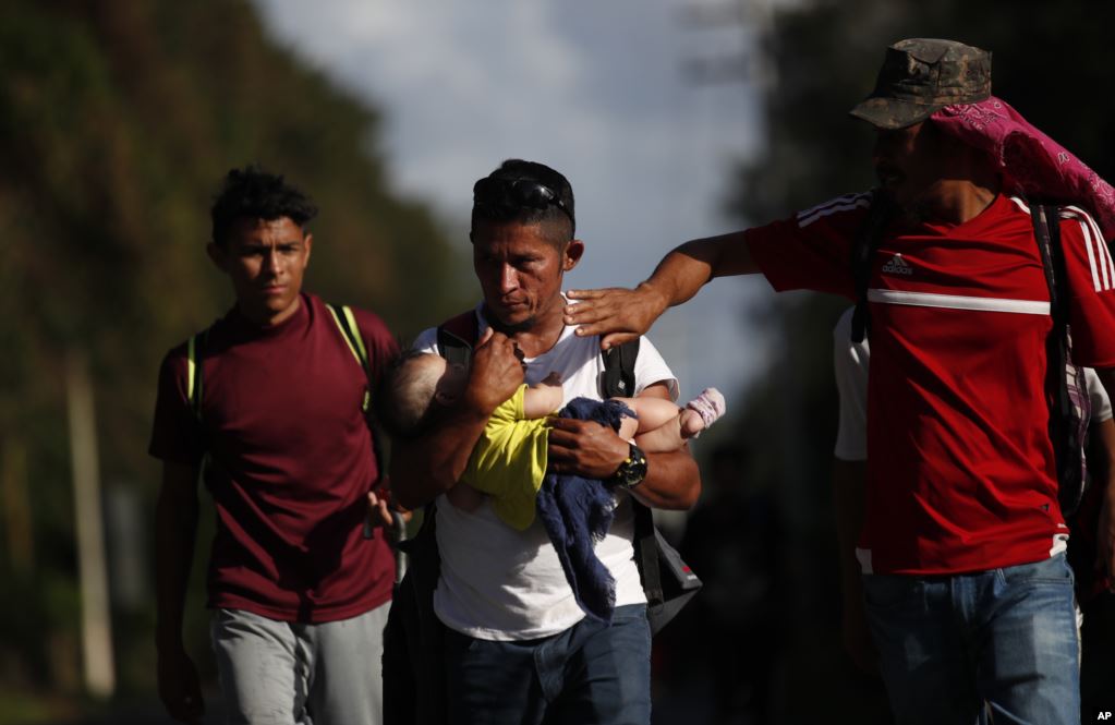 Hombres, mujeres y niños integran la nueva caravana de hondureños que ha atraviesa el territorio de Guatemala el 15 de enero de 2020.