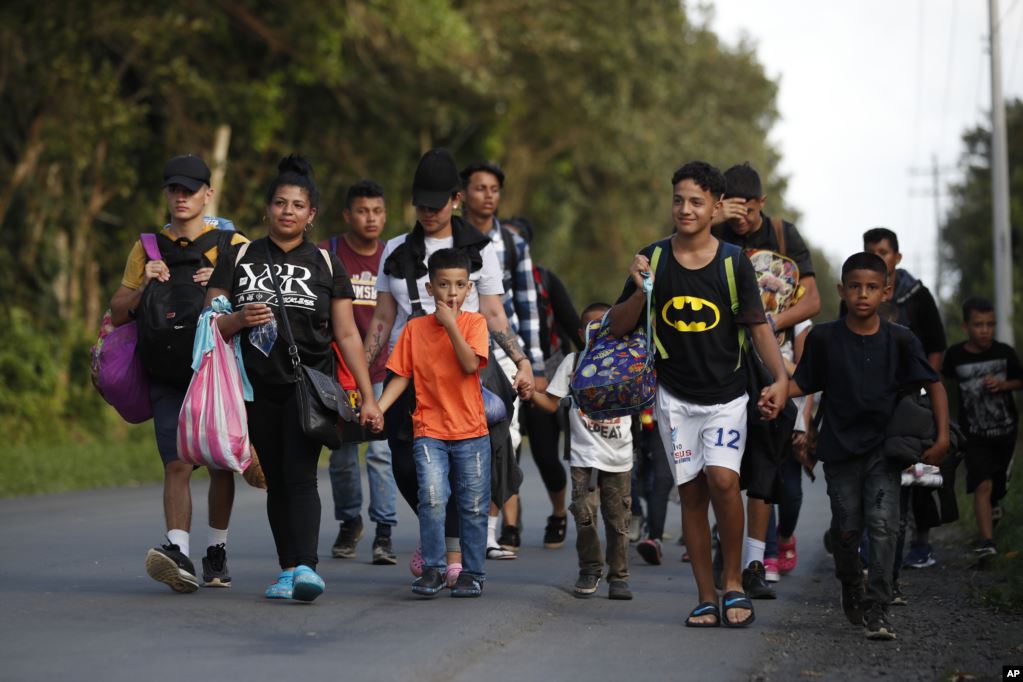 Migrantes hondureños caminan por una carretera de Guatemala cerca de El Cinchado.