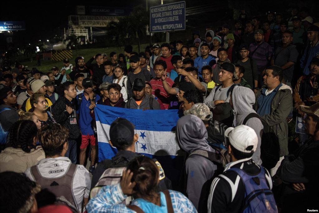 Hondureños se reúnen para partir en una nueva caravana de migrantes, que se dirigirá a los Estados Unidos, en San Pedro Sula.