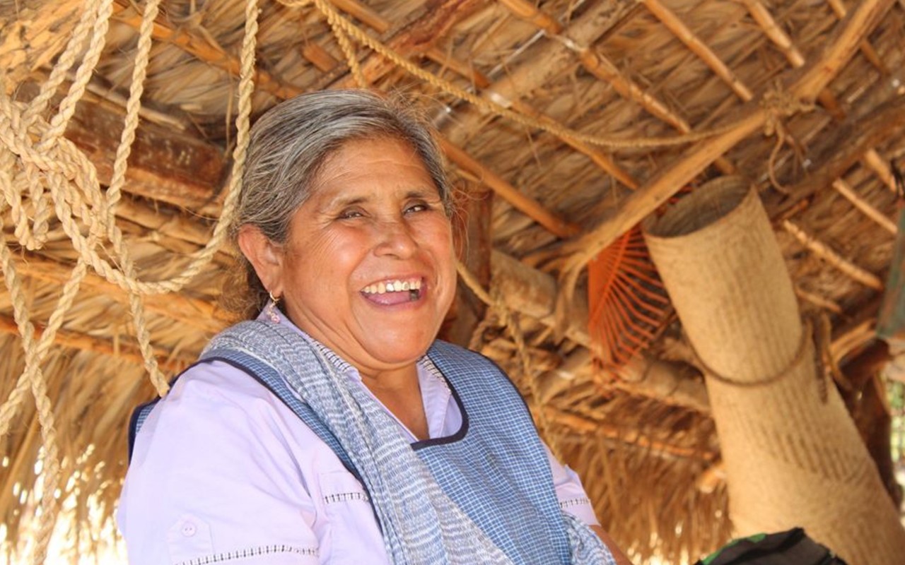 mujer indígena sonriendo