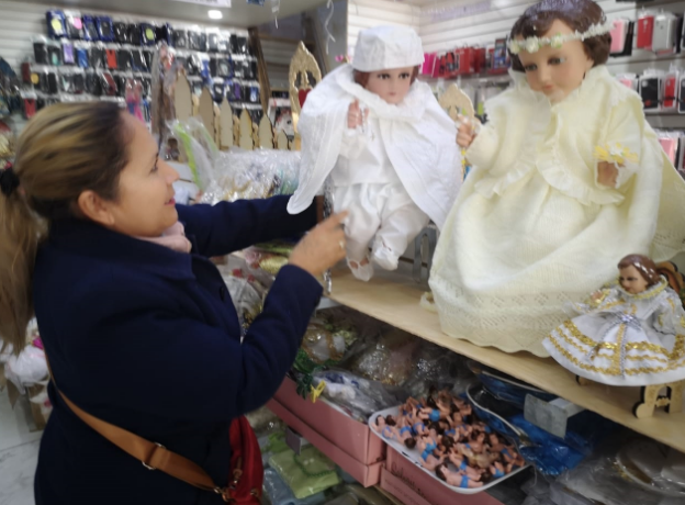 Leticia Rodríguez Sánchez se ha dedicado a la venta de ropones para Niños Dios y afirma que año con año los modelos cambian en los gustos de los clientes.