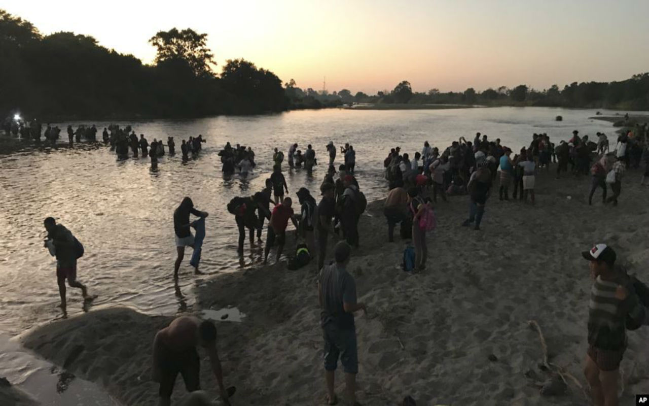 Cientos de migrantes cruzan río y entran a México