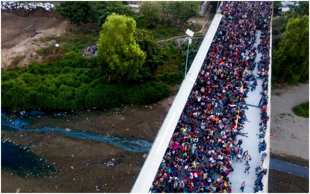 Cientos de migrantes hondureños tratan de entrar a México por el puente internacional Rodolfo Robles el 20 de enero de 2020.