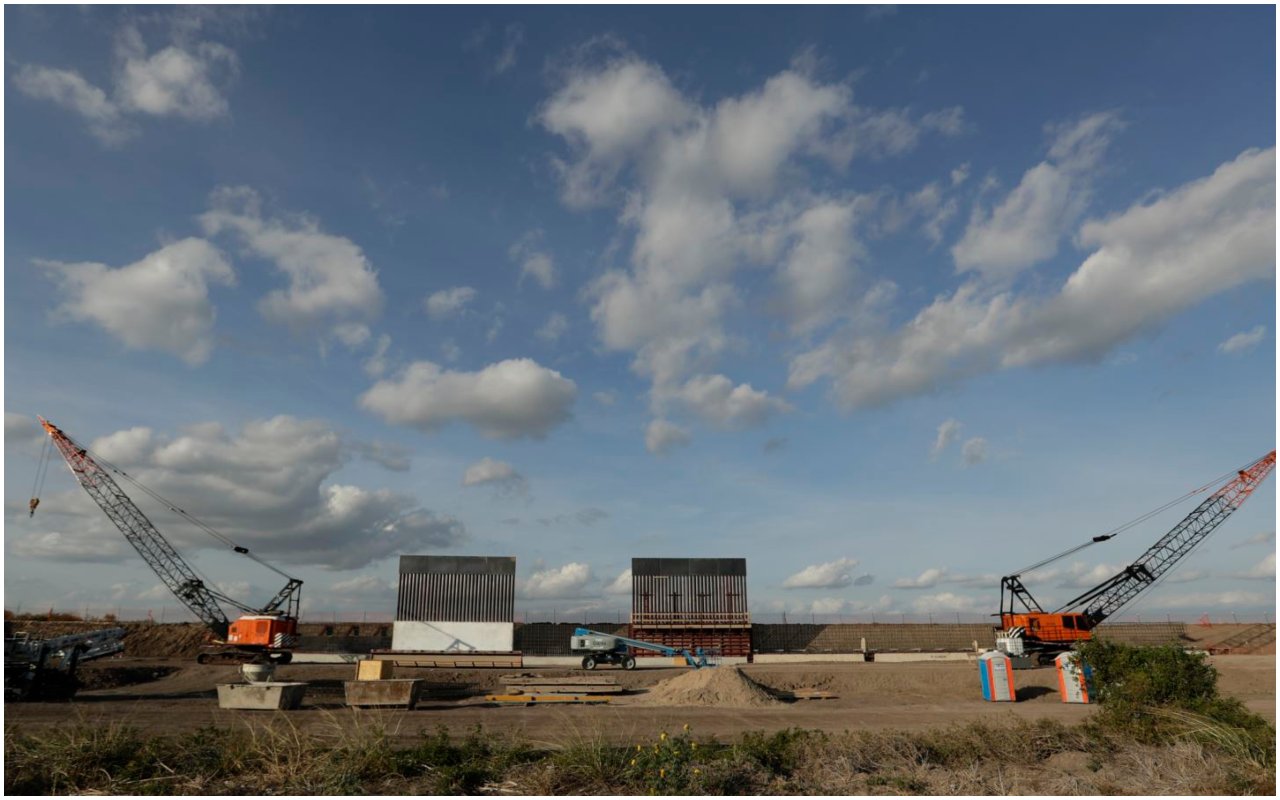 Los primeros paneles del muro fronterizo en un sitio de construcción a lo largo de la frontera entre Estados Unidos y México, el jueves 7 de noviembre de 2019, en Donna, Texas (Foto: AP/Eric Gay)