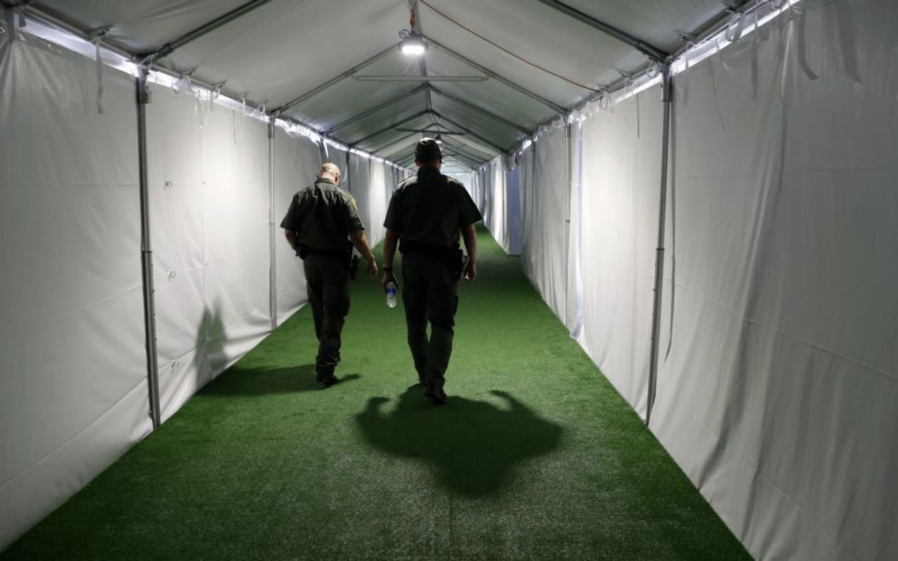 ARCHIVO - En esta fotografía de archivo del 2 de mayo de 2019, dos agentes de la Patrulla Fronteriza recorren un pasillo en un centro de detención en Donna, Texas.| Foto: AP /Eric Gay / Voz de América