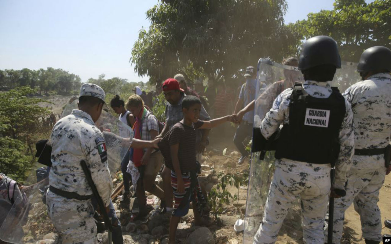 Tras observar cómo autoridades se cubrían con escudos, tolotes, armas largas y barras metálicas, se notó cómo la migración ordenada y segura no se cumple