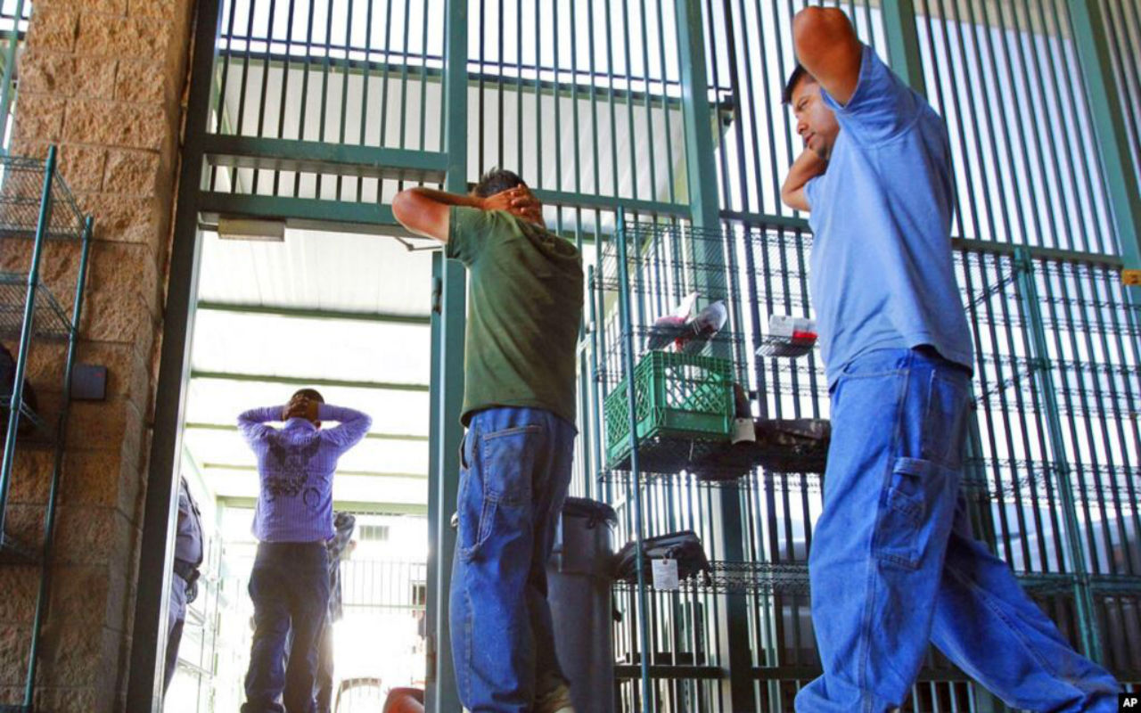 Una demanda presentada en 2015 abarca a ocho instalaciones de la Patrulla Fronteriza en las que los migrantes permanecen en celdas sucias y heladas