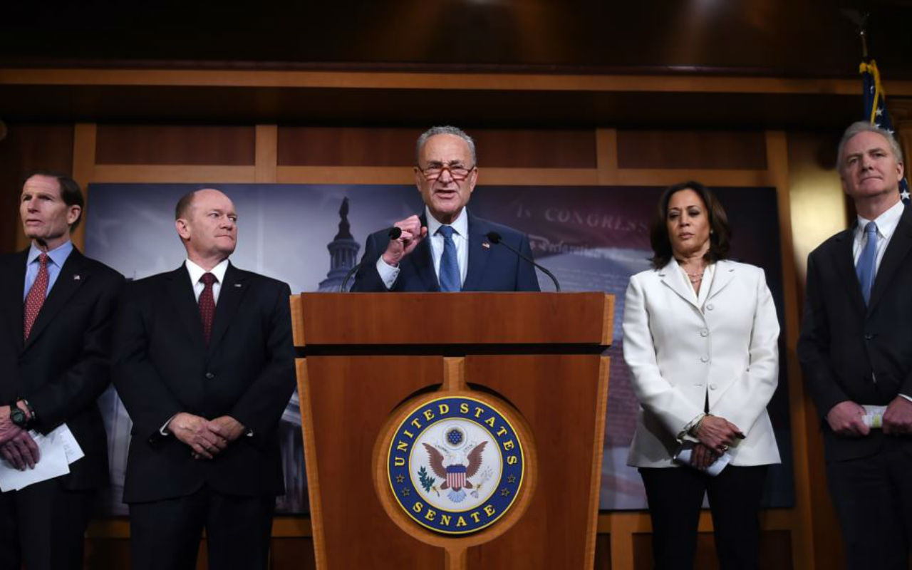 El líder de la minoría del Senado Chuck Schumer, junto a los senadores Richard Blumenthal , Chris Coons, Kamala Harris y Chris Van Hollen, habla sobre el juicio por juicio político, el jueves 16 de enero de 2020. | Foto: AFP / Voz de América