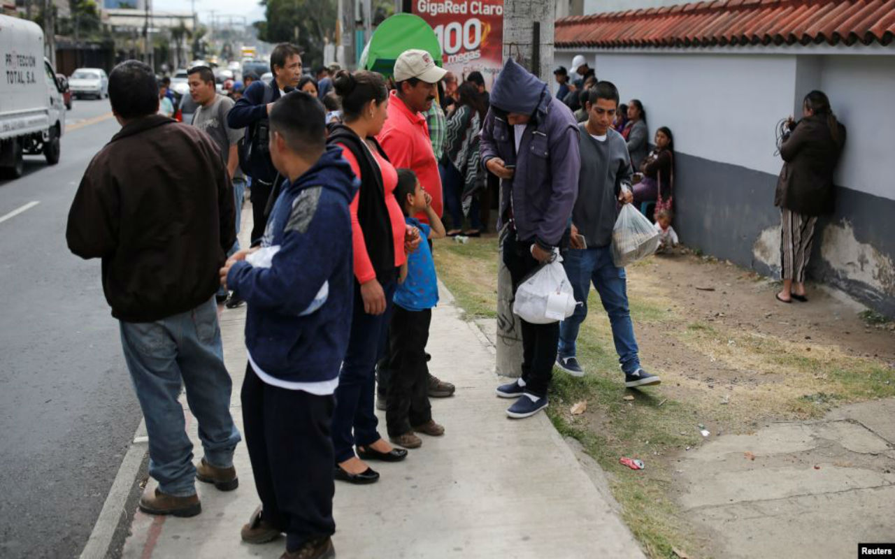 La administración del presidente Andrés Manuel López Obrador ha rechazado la medida de Washington de enviar a mexicanos solicitantes de asilo a Guatemala.