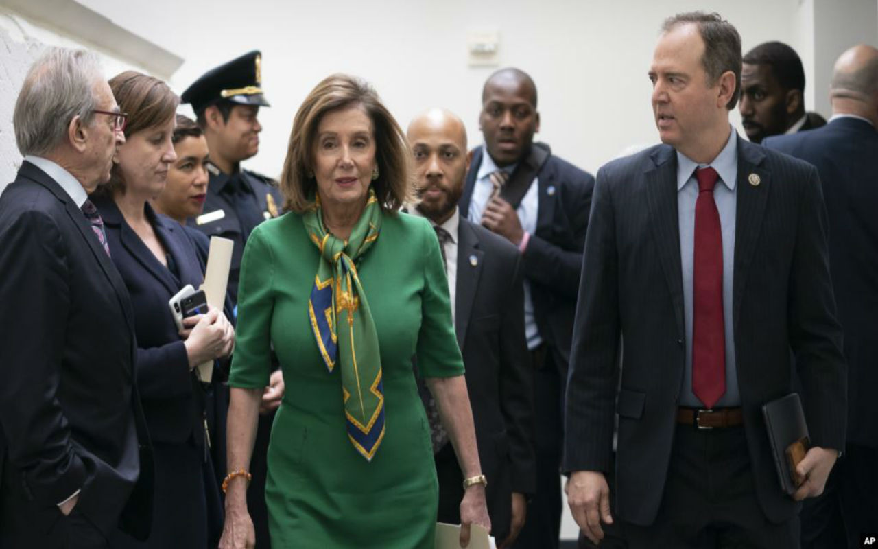 La presidenta de la Cámara de Representantes, Nancy Pelosi, demócrata por California, junto con el presidente del Comité de Inteligencia de la Cámara de Representantes, Adam Schiff, tras una larga reunión a puerta cerrada, el 14 de enero de 2020.