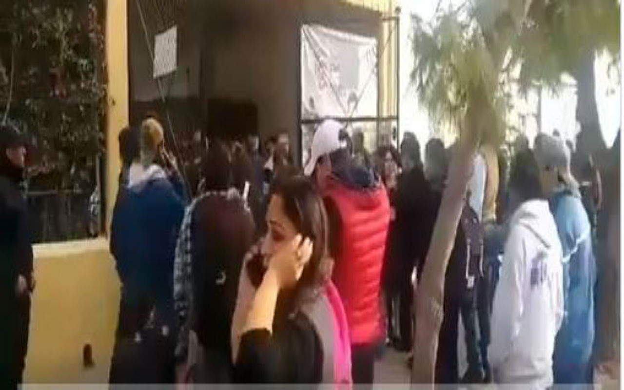 Menor inicia balacera en colegio de Torreón/ captura de pantalla de padres afuera del colegio