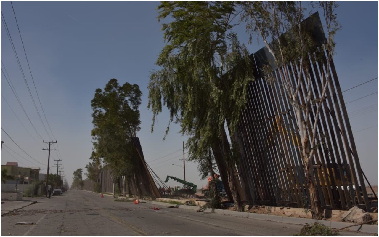 Muro de Trump es tirado por fuertes vientos en Calexico