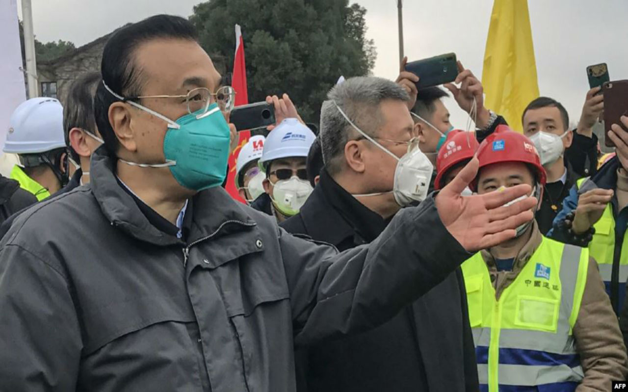 El primer ministro chino, Li Keqiang (izquierda) habla durante su visita a un hospital que está siendo construido para tratar pacientes del mortal brote del coronavirus en Wuhan, China, el lunes, 27 de enero de 2020
