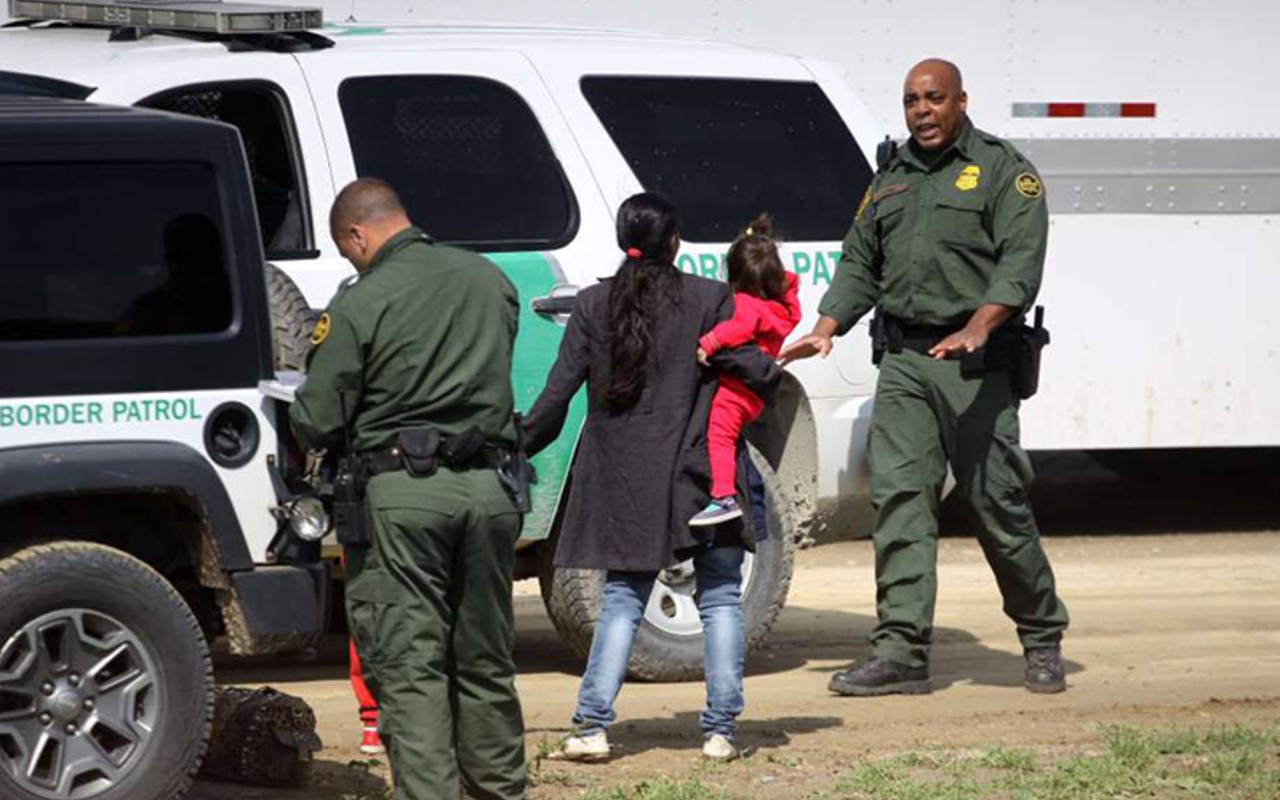 Dos padres que fueron separados de sus hijos en la frontera con Estados Unidos y México, demandaron al gobierno de Donald Trump por $12 millones de dólares.