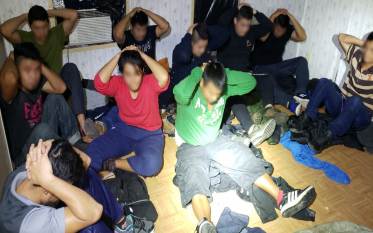 Patrulla Fronteriza arresta 31 migrantes indocumentados dentro de una casa en Laredo