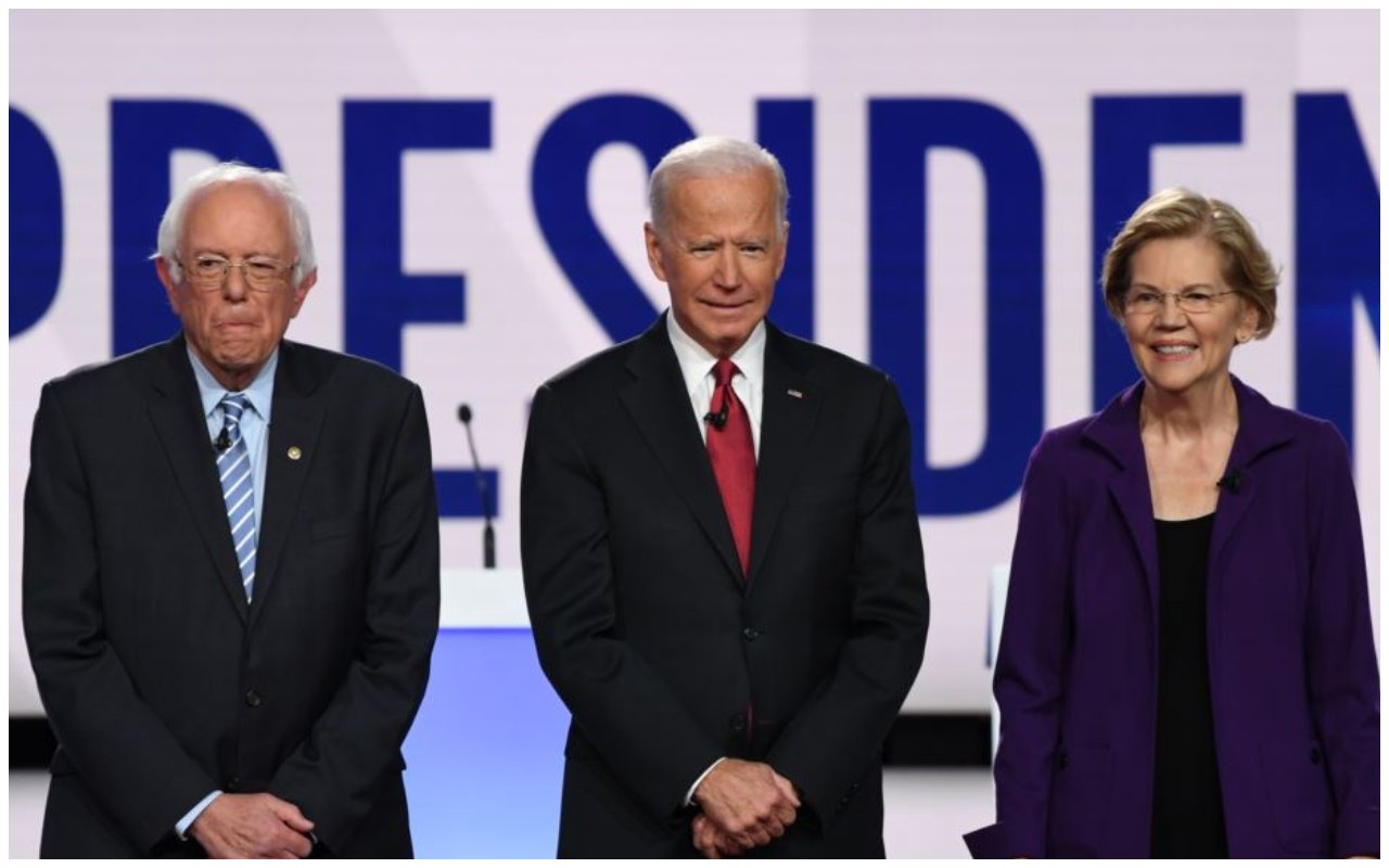 Los aspirantes presidenciales demócratas Bernie Sanders (izq.), Joe Biden (centro) y Elizabeth Warren, en Ohio durante el cuarto debate demócrata de la campaña presidencial 2020, el 15 de octubre de 2019. Los tres son parte del grupo de 6 que volverán a debatir el martes en Iowa.