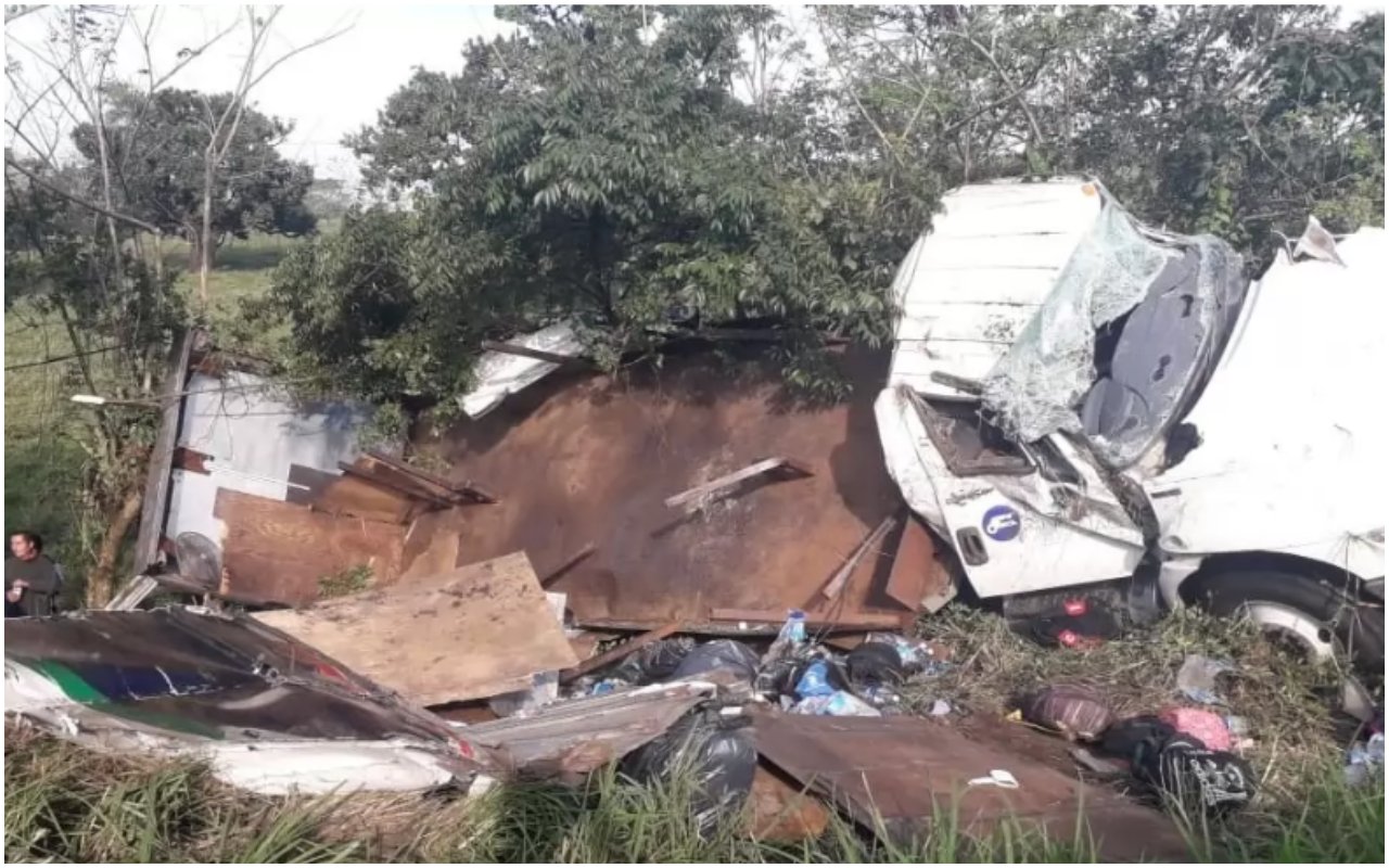 81 personas resultaron lesionadas y un muerto, luego de volcarse un camión en Tuxtlas.