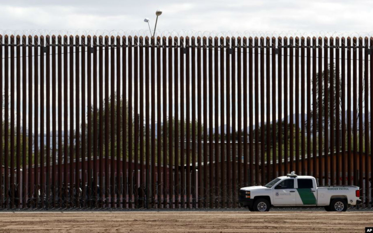 EEUU suspende leyes de contratación para acelerar construcción del muro AP VOA