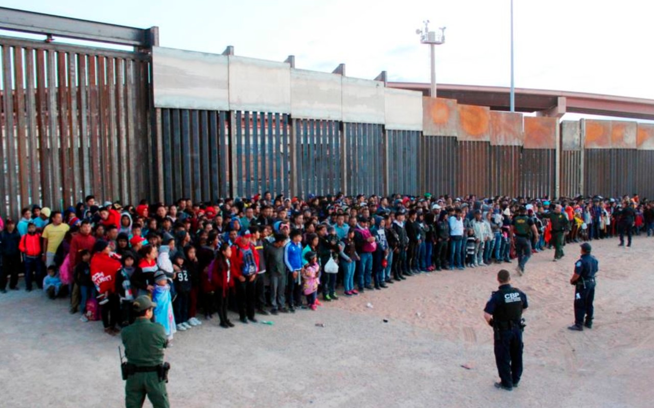 Grupo de migrantes en la frontera