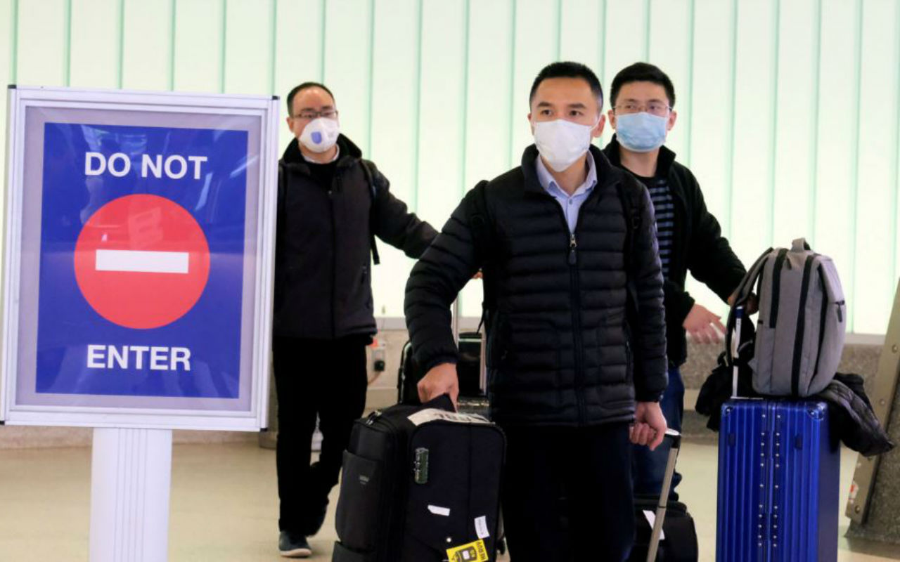 Imponen restricciones de viaje; aumentan casos de coronavirus en Estados Unidos Reuters VOA
