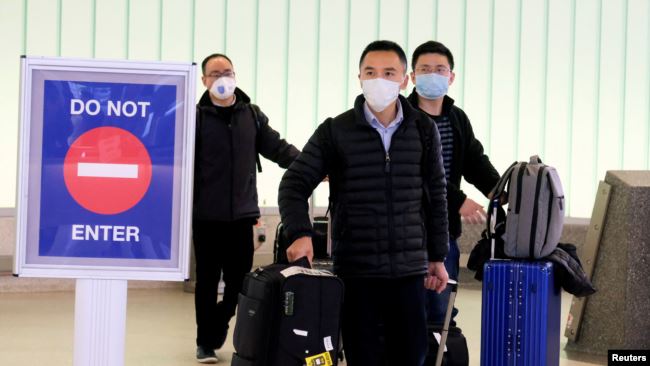 Pasajeros de Shanghai arriban al aeropuerto Internacional de Los Angeles Reuters VOA