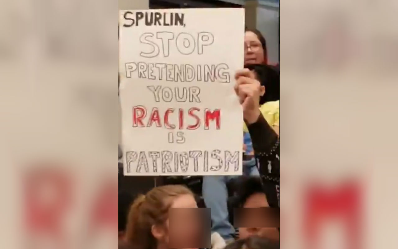 Protesta contra profesor racista en la Nicholas Senn High School en chicago Illinois