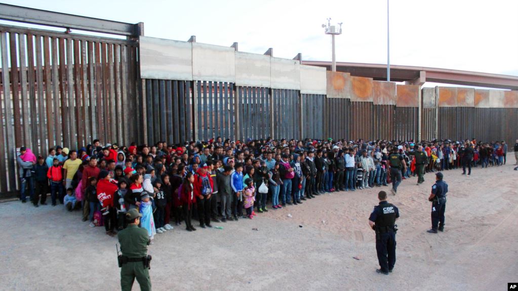 Migrantes esperan en la frontera para solicitar asilo