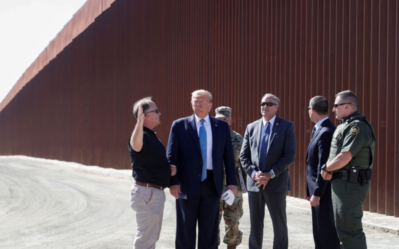 Donald Trump y funcionarios en muro fronterizo