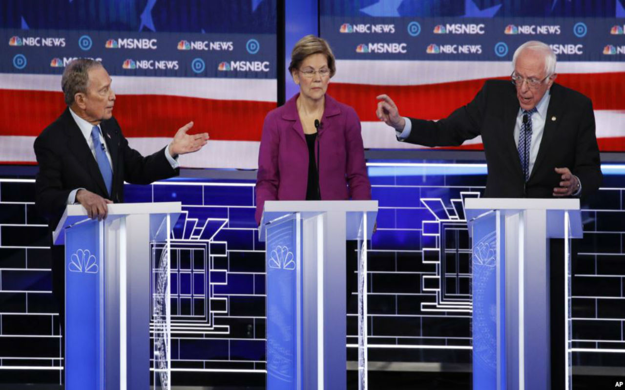 De izquierda a derecha, los candidatos a la nominación presidencial demócrata Michael Bloomberg, Elizabeth Warren y Bernie Sanders en el debate patrocinado por NBC en Las Vegas, Nevada, el miércoles, 19 de febrero de 2020.