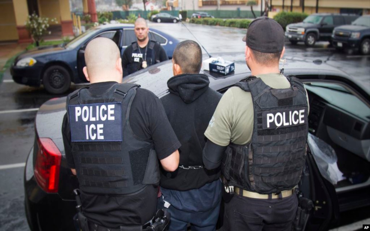 ICE arrestando a un migrante